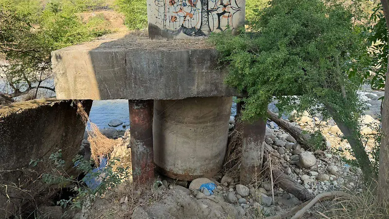 Daño estructural en puente Huixtla